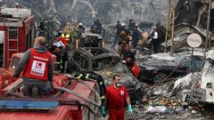 Equipos de emergencia trabajan en el distrito de Al Mazraa, en Beirut, tras el bombardeo de Israel.