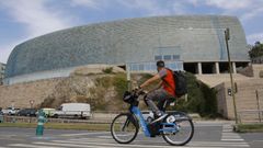 La ic�nica fachada de la Domus, en A Coru�a, ser� sometida a un proceso de rehabilitaci�n por el deterioro de los soportes que engarzan las 6.500 losetas que la forman