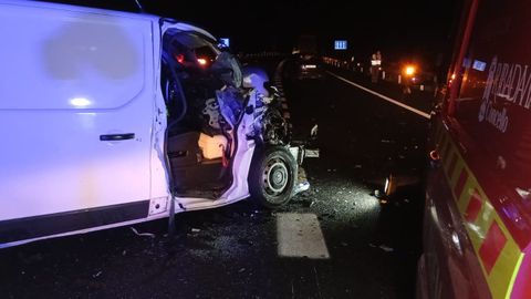 Accidente entre una furgoneta y un camin en Meln.