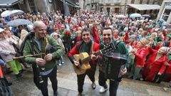 Decenas de personas entonaron el Grndola, vila morena en las escaleras del Teatro Principal en Pontevedra