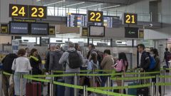 Pasajeros ante los mostradores de Ryanair en el aeropuerto de Santiago