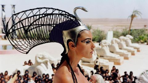 M�nica Belluci, en una escena de �Ast�rix y Ob�lix: Misi�n Cleopatra�