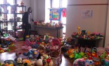 La concejal Teresa Gonz�lez, en la sala donde se exponen los juguetes para ser distribuidos.