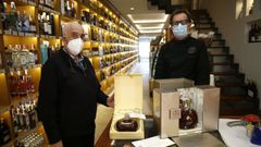 Dos botellas, con 82 a�os de diferencia. A la izquierda, Francisco Chao padre con la botella de otra edici�n limitada y tributo de Louis XIII de 1939 y Francisco Chao hijo con la actual, de la Time Collection: Tribute to City of Lights 1900 (arriba tambi�n).