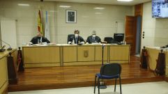 En una imagen de archivo, magistrados de la secci�n compostelana de la Audiencia Provincial durante un juicio