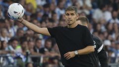 Antonio Hidalgo recupera un bal&oacute;n que sali&oacute; del terreno de juego