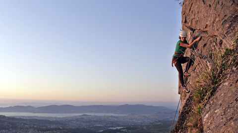 Una escaladora en el monte Galieiro