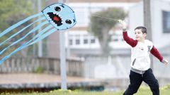 Un ni�o juega con una cometa en Vigo el 26 de abril del 2020, el primer d�a que se les permiti� salir a la calle. 