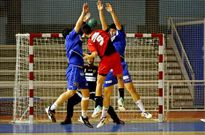 El Teucro, en una imagen de archivo, intentado defender un ataque del Sinf�n.