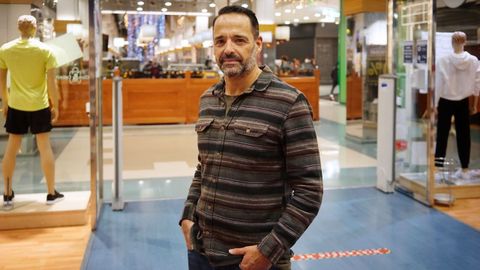 Fernando Bouso, de Intersport Bouso, en el centro comercial Ponte Vella