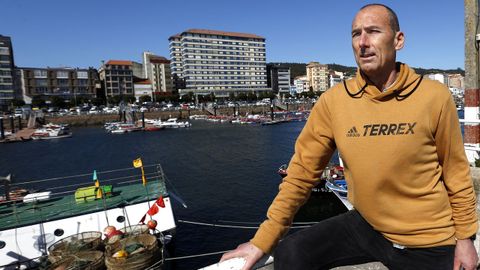 Juan Carlos Brin, en el puerto de Ribeira.