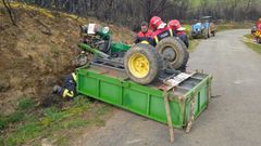 El accidente mortal se produjo por una salida de va del tractor en la carretera local que comunica la N-525 con Rubis, en el municipio de Ris.