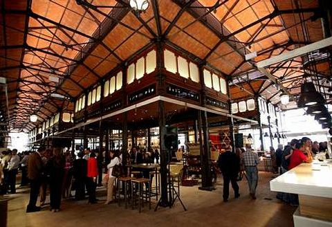 <span lang= es-es >Referente madrile�o</span>. El famoso mercado de San Miguel, con la entrada acristalada y los locales de restauraci�n adem�s de los puestos de venta de productos, inspira el proyecto para Baiona.