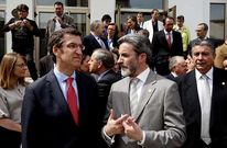 Severino Rodr�guez habla con Feijoo a la salida del consistorio en una imagen de archivo. 