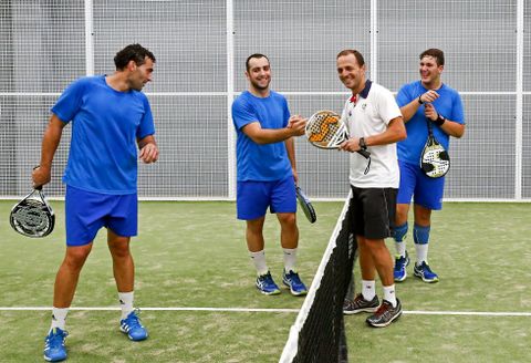 Quique Dom�nguez y parte de la plantilla bromean tras el partido de padel de ayer. 