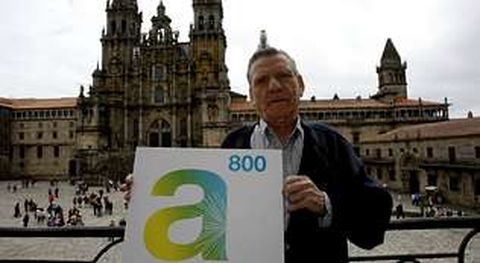 Alfonso Gonz�lez, no Obradoiro, co cartel das festas do Ap�stolo.