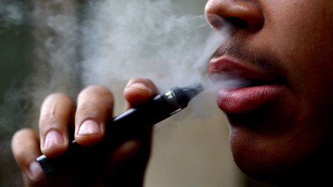 Un hombre fuma de un vapeador en Newscastle