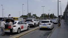aeroporto.Taxistas coru�eses, el mi�rcoles, recogiendo pasajeros en el aeropuerto, en Culleredo