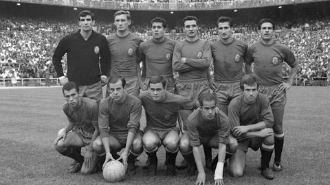 Amancio, Marcelino y Luis Surez, en la fila inferior, posan en el estadio Santiago Bernabu, antes de la final de la Eurocopa de 1964 anteRusia