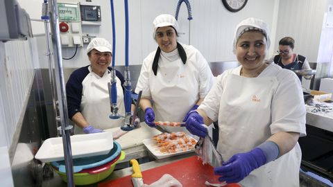 De izquierda a derecha, Carmen, Bouchra y Bouchra son las tres alumnas del Curso de Comercializaci�n y venta de productos pesqueros que est�n haciendo sus pr�cticas en A T�a Lonxa.