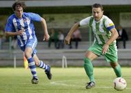 Diego N��ez, a la izquierda, sigue a un futbolista del Alfoz, que conduce la pelota. 