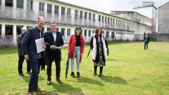 Valent�n Gonz�lez Formoso en la zona donde se levantar� la casa.