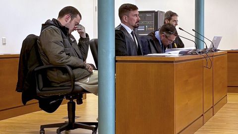 Antonio Mayo (primero por la izquierda), cabizbajo en el inicio del juicio en la Audiencia Provincial de A Coru�a.