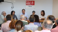 El secretario xeral del PSdeG, Jos� Ram�n G�mez Besteiro, en la reuni�n sobre Alcoa que mantuvo con otros compa�eros de partido, este s�bado en Cervo.