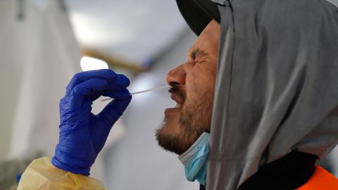 Pruebas de coronavirus, hoy, a un obrero en la comunidad de First Nation, en Gull Bay, Ontario (Canad�)