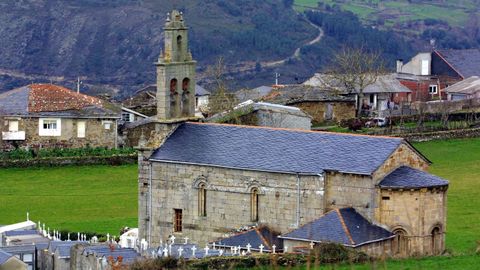 La iglesia romnica de Santa Mara de Torbeo (en el municipio de Ribas de Sil) fue construida en granito, una roca que no es natural de la comarca