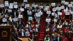 Diputados muestran carteles contra la jubilacin a los 64 aos durante la intervencin de la primera ministra, Elisabeth Borne.