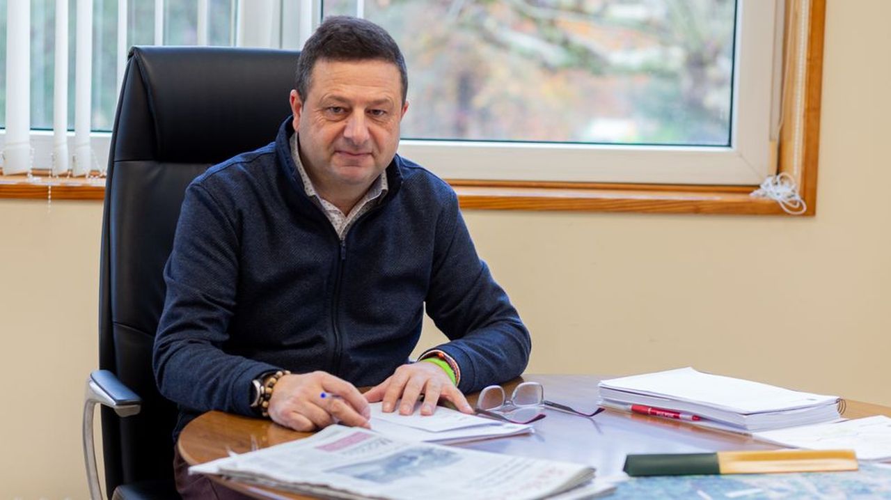 Multan por desobediencia al alcalde de Cuntis por no entregar los terrenos de la piscina municipal a la empresa del balnerario: «Non podo pechar unha instalación sen ter outra»