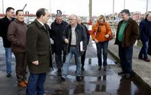 El presidente de Portos, Jos� Juan Dur�n (en el centro, con una carpeta), visit� ayer Camari�as.