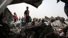 Dos nios en el campo de desplazados de Rafah atacado por Israel