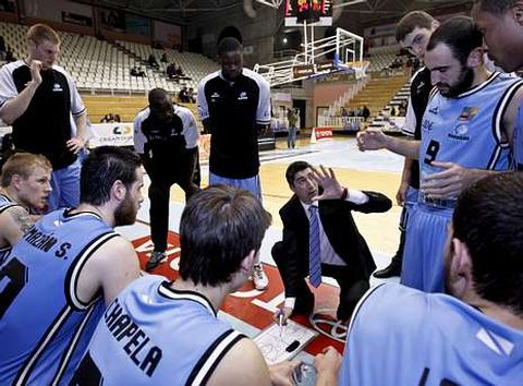 El Breog�n, durante un tiempo muerto en la eliminatoria contra el Pe�as Huesca.