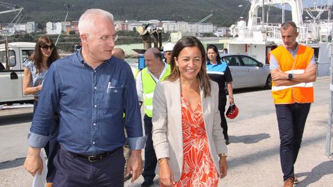 La conselleira Marta Villaverde visitando ayer las obras en la zona del puerto de Burela