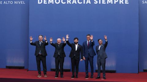 Yamandu Orsi, Lula da Silva, Gabriel Boric, Pedro Sánchez y Gustavo Petro, al comienzo de la cumbre