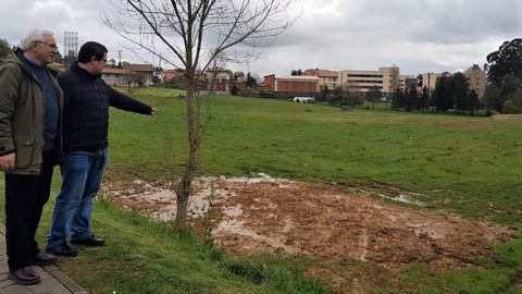 Los concejales Fidel Rodr�guez y Diego Vali�o comprueban los da�os causados por la Farinato Race