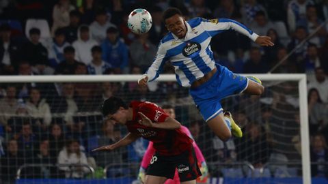 Lucas Noubi disputa un bal�n con Carlos Fern�ndez.