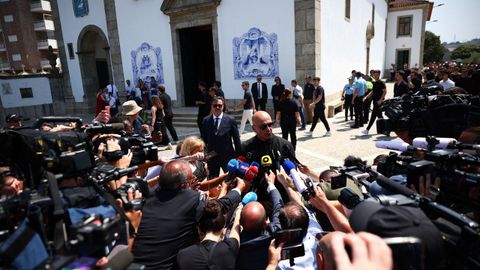 El seleccionador de Portugal, el español Roberto Martínez, atendiendo a los medios congregados en el funeral de los hermanos
