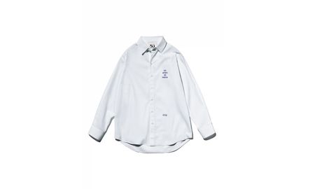 Beka Gvishiani x Zara. Camisa Blanca y Jeans. Una camisa blanca clásica y jeans rectos que reflejan el uniforme diario del creativo detrás de STYLE NOT COM. La camisa lleva un emblema impreso en el pecho, y los jeans un parche azul con frases como ?50 YEARS OF FASHION? o ?ZARA A CORUÑA EST. 1975?.
