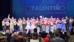 Imagen de archivo de la edici�n 2025 de O Talenti�o con los finalistas en el escenario del Teatro Jofre.