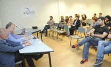 A la reuni�n, que se prolong� durante m�s de tres horas, asistieron una treintena de comerciantes