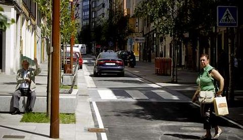 Los coches volvieron ayer a Orillamar tras el cierre parcial de la calle hace dos meses y medio.