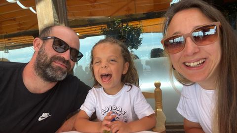 Romeo acompañado de su padre, Roberto González, y su madre, Lucía Machota.