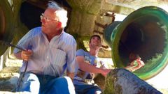 Bruno Aneiros,tocando las campanas junto a su t�o Julio L�pez Allegue