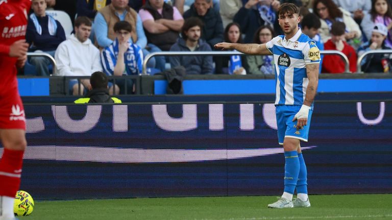 Adri&agrave; Altimira, antes del lanzamiento de falta que acab&oacute; en el 1-0 para el Deportivo ante el C&oacute;rdoba