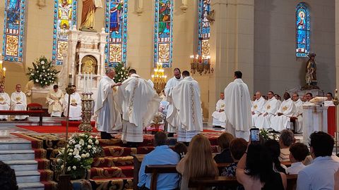 Momento de la ordenaci�n, cuando los tres neopresb�teros reciben sus vestimentas sacerdotales: casulla y estola.