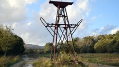 Las torretas del viejo telef&eacute;rico industrial.