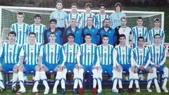 Lucas P�rez y Pedro Oliva, sentados juntos, en la esquina inferior derecha, con el juvenil de Divisi�n de Honor del Alav�s